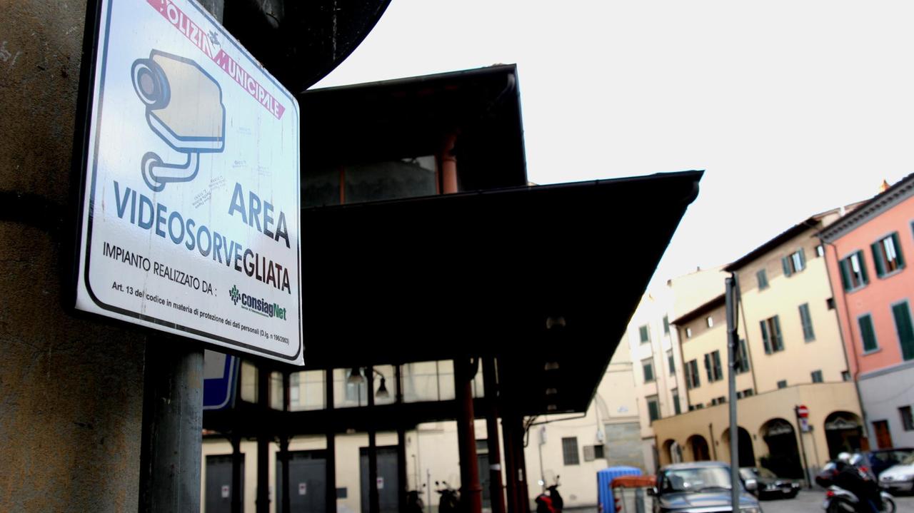 Un cartello che avvisa della presenza della videosorveglianza in centro a Prato