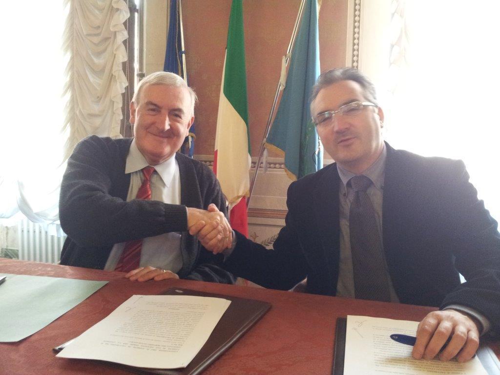 La stretta di mano fra i sindaci Lunardi e Di Maio
