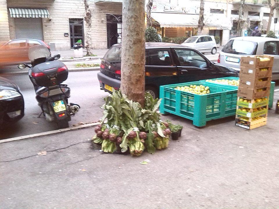 Cassette e frutta sul marciapiede del negozio di via Emilia, alcuni mesi fa (foto Bf)