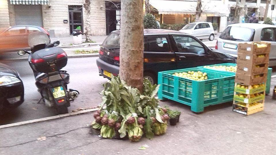 Cassette e frutta sul marciapiede del negozio di via Emilia, alcuni mesi fa (foto Bf)
