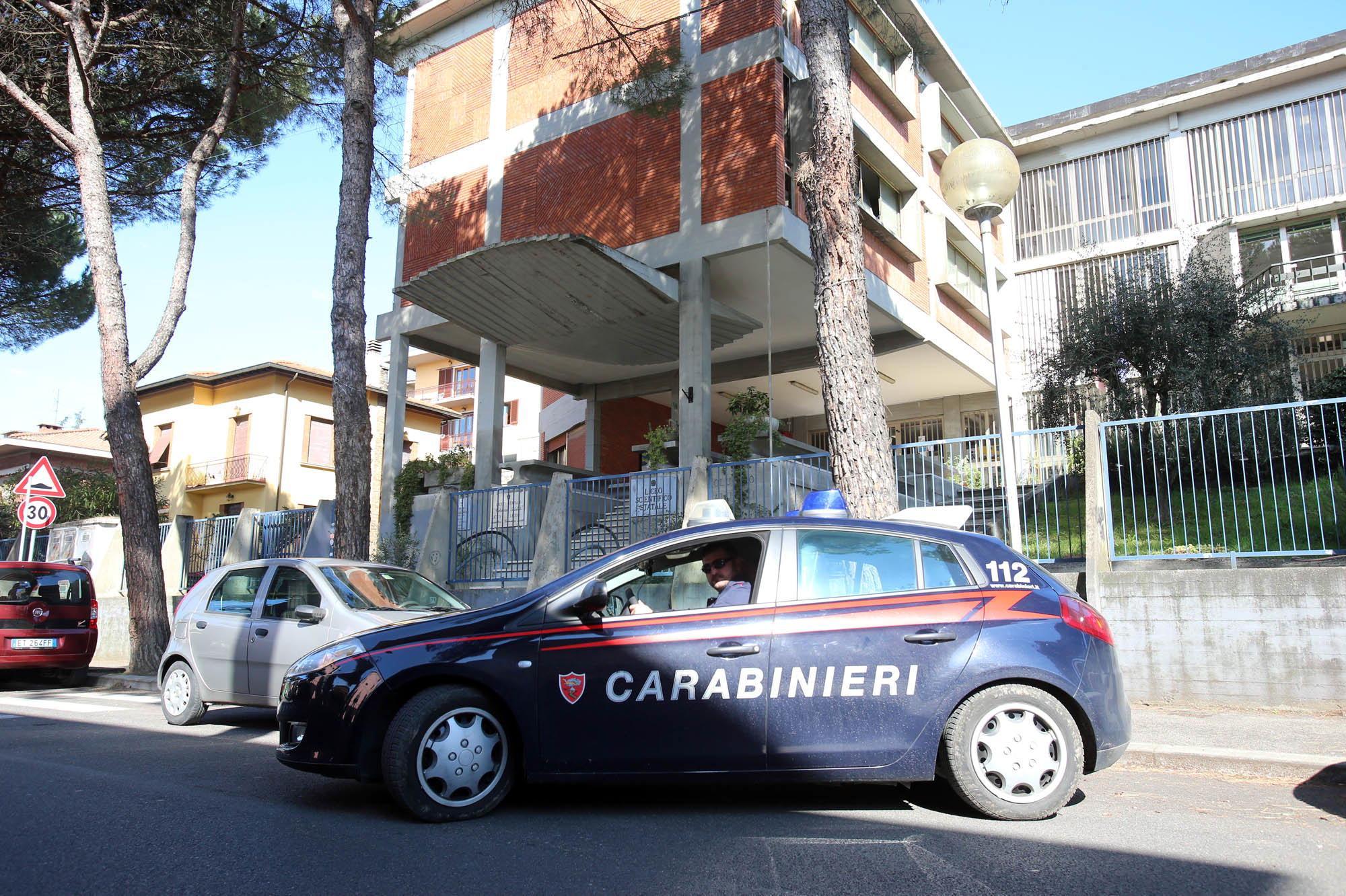 I carabinieri al liceo Salutati (Foto Nucci)