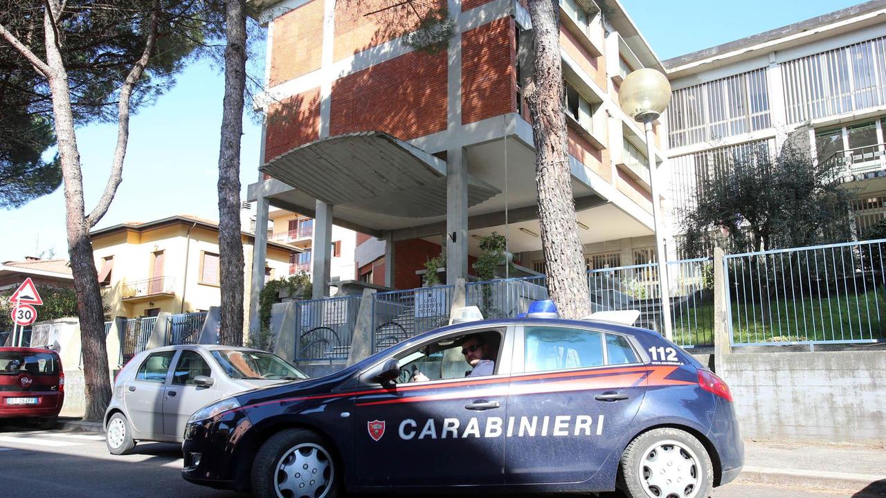 I carabinieri al liceo Salutati (Foto Nucci)