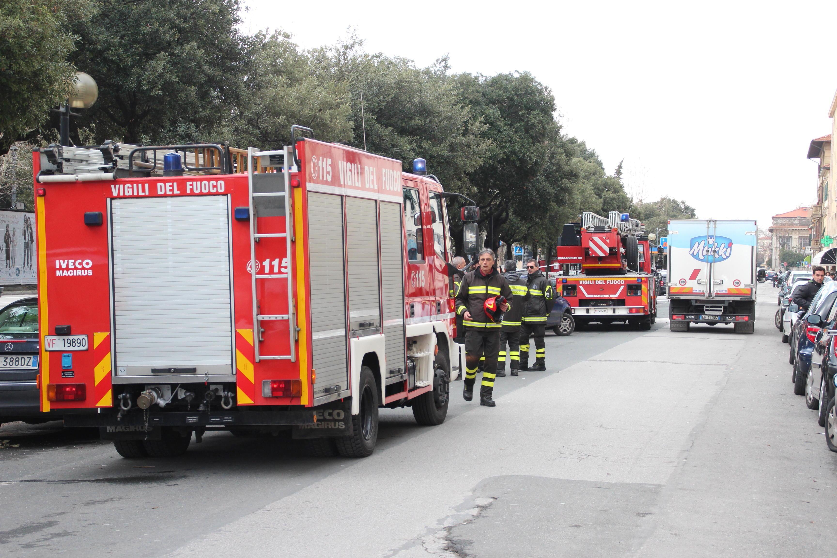 Bloccata in casa, anziana salvata dai pompieri 