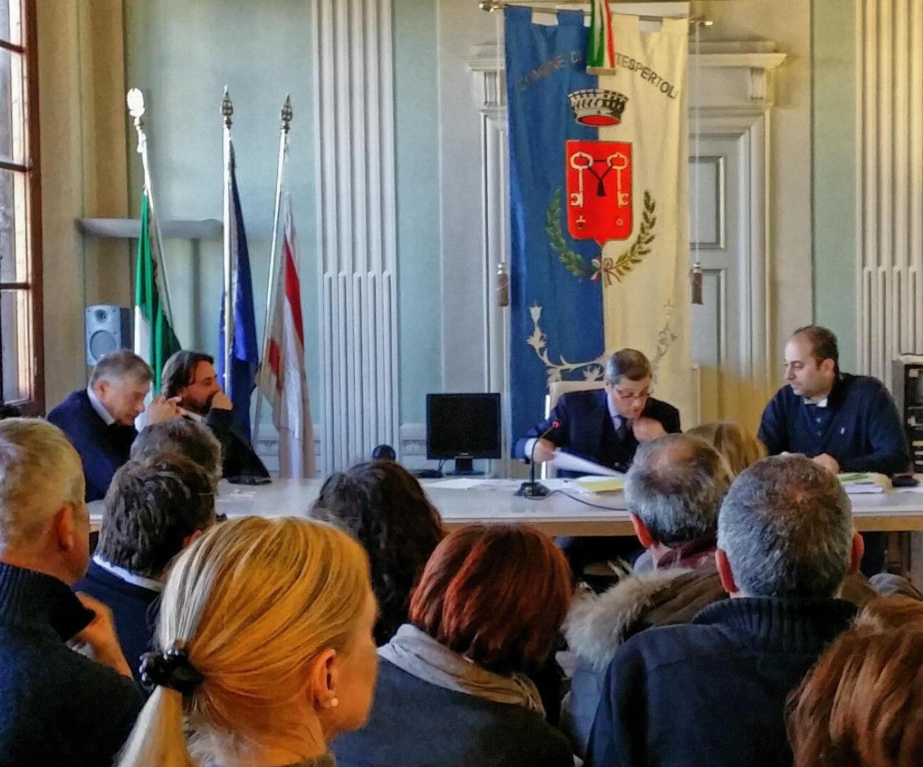 Il momento della firma in Comune 