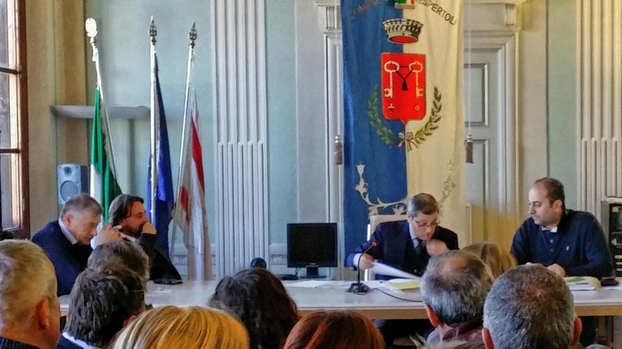 Il momento della firma in Comune