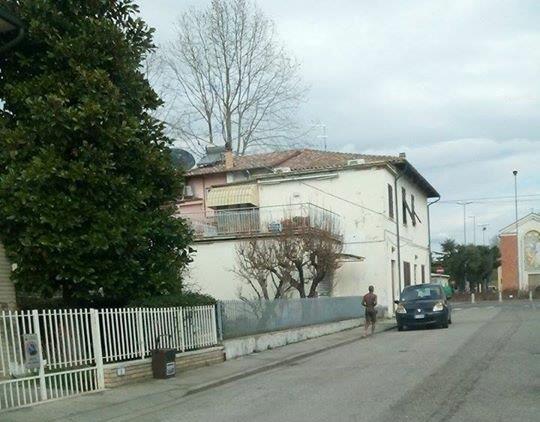 L'uomo che sta per entrare in chiesa 