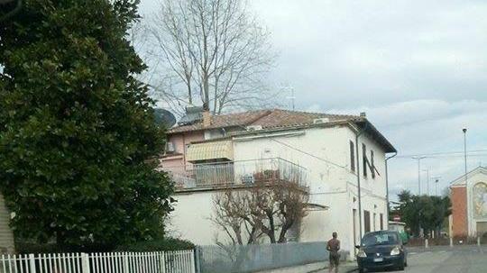 L'uomo che sta per entrare in chiesa