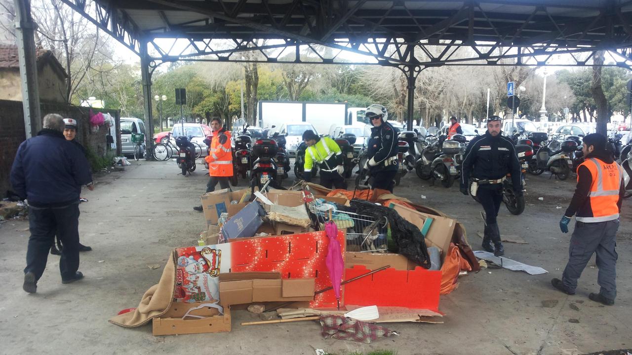 La discarica in piazza Dante