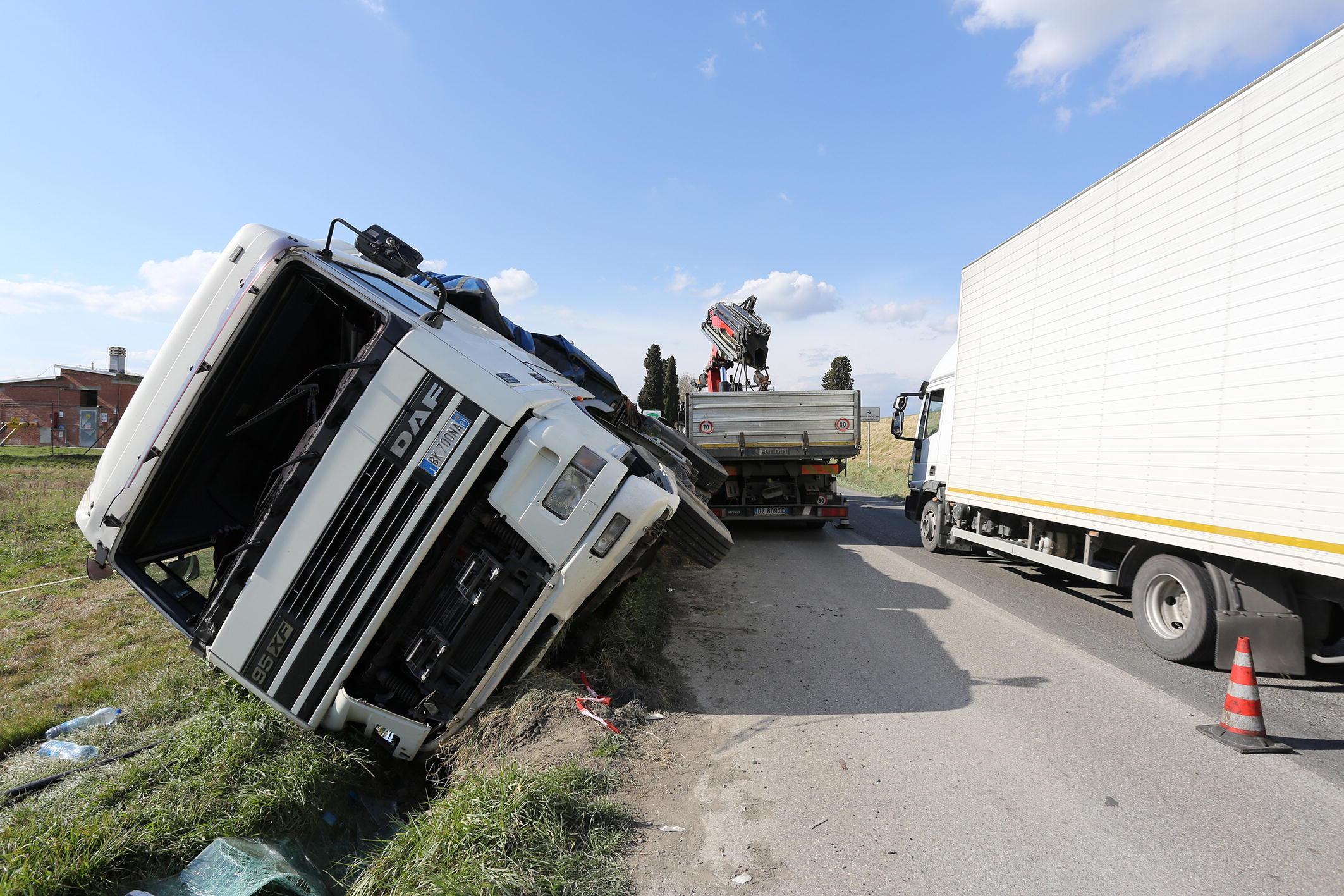 Il tir finito fuori strada (Foto Agenzia Carlo Sestini)