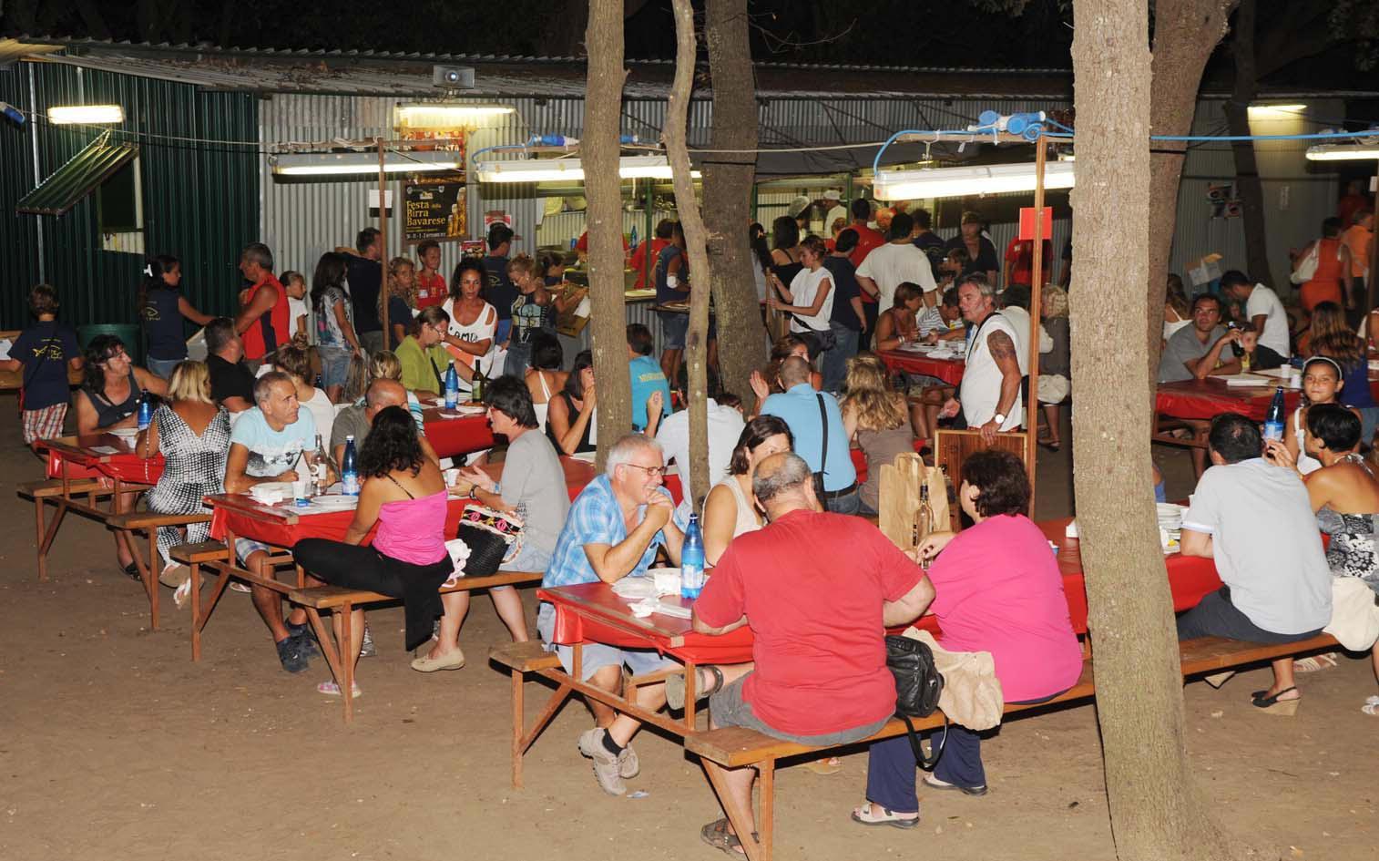 I tavoli del ristorante nell'Area feste di San Vincenzo