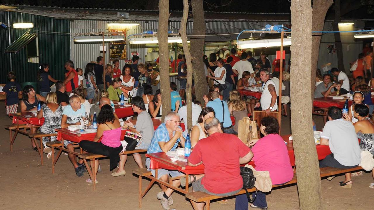 I tavoli del ristorante nell'Area feste di San Vincenzo
