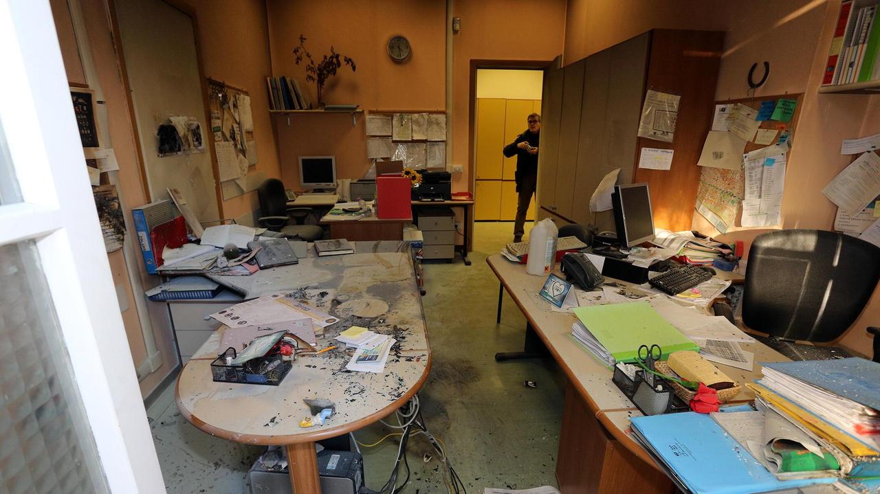 L'ufficio del Sert danneggiato dall'incendio appiccato dalla donna