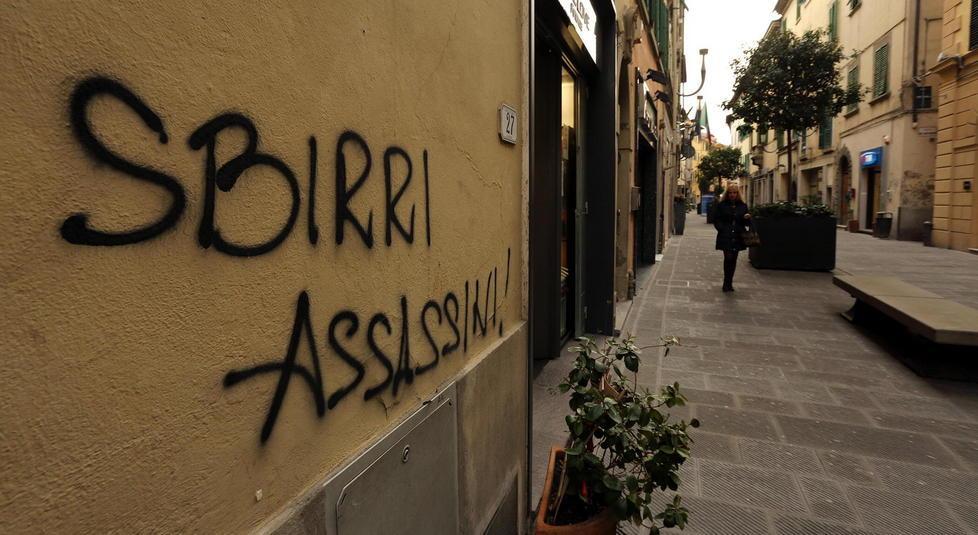 Protesta in centro per una scritta contro la polizia 