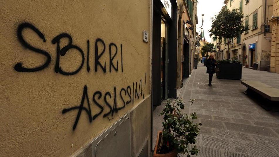 Protesta in centro per una scritta contro la polizia