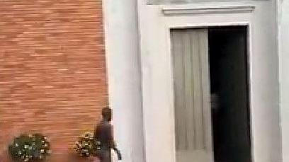 Entra nudo in chiesa a San Pierino bloccato da un carabiniere