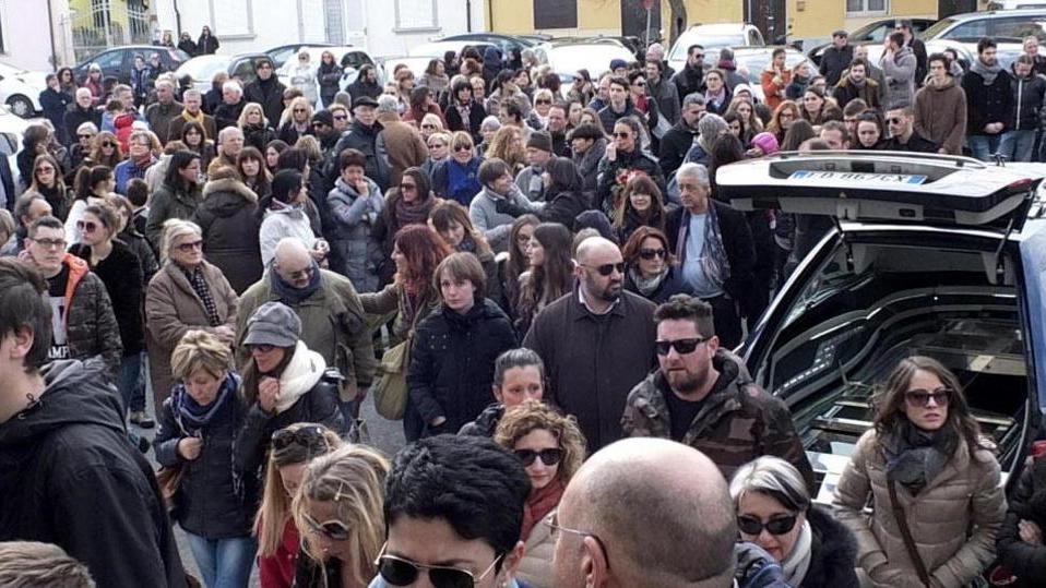 Centinaia per l’addio a Michela Falchi, la maestra di Marina