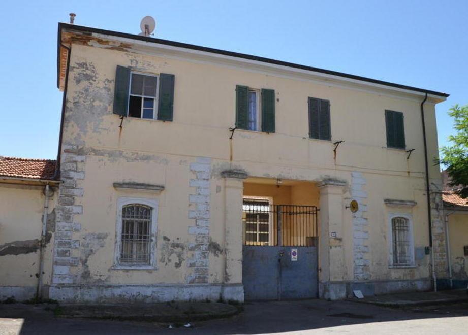 I residenti: «Inascoltabili le grida delle bestie» 