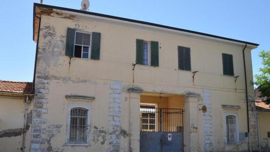 I residenti: «Inascoltabili le grida delle bestie»