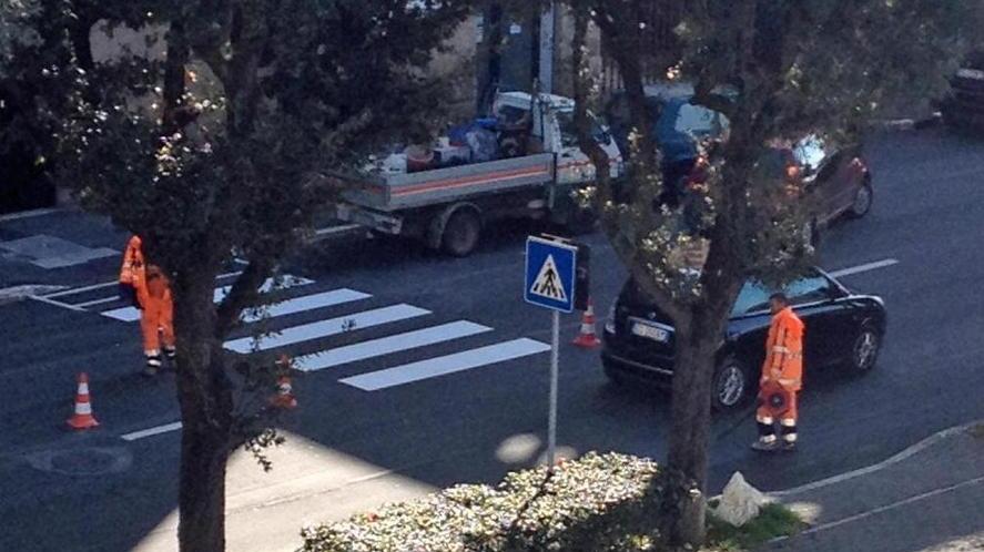 Ecco le strisce pedonali in via Giulio Cesare