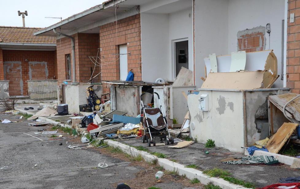 Nel villaggio fantasma dei rifiuti abbandonati 