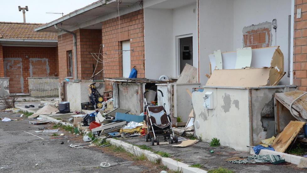 Nel villaggio fantasma dei rifiuti abbandonati