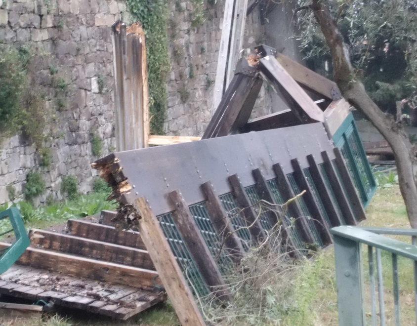 Crollata una delle due passerelle 