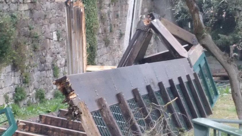 Crollata una delle due passerelle