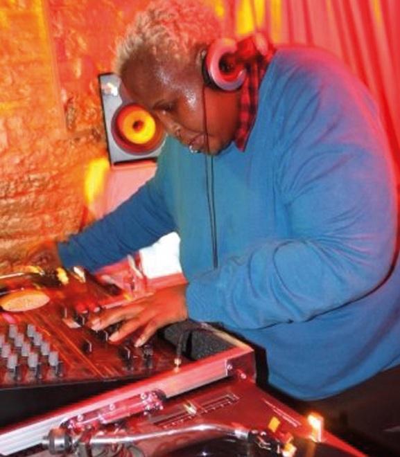  Terrazza Beretti, consolle rosa con le dj Lakuti e Pemberton 