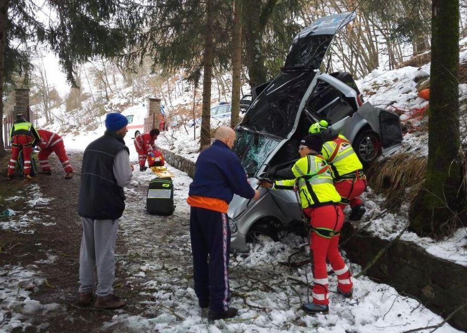 Fuori strada in “vetturetta”, due feriti 