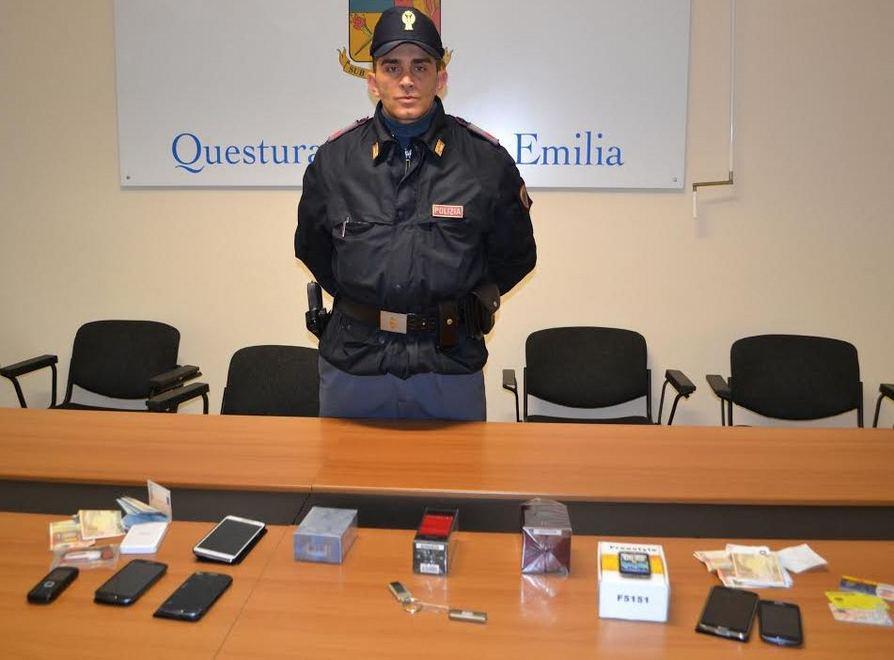 Carte di credito rubate per comprare profumi 