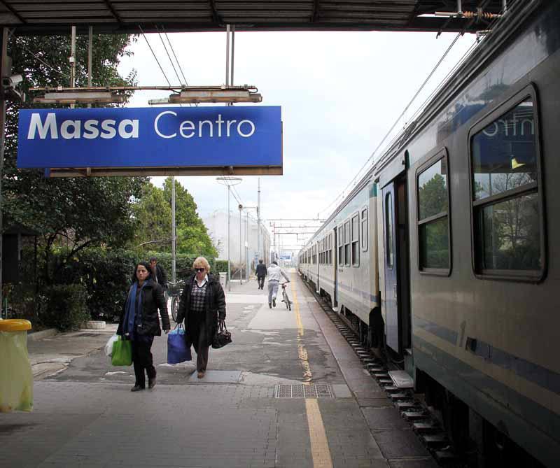 Bomba e locomotore rotto, notte di passione per i pendolari