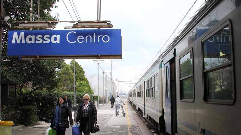 Bomba e locomotore rotto, notte di passione per i pendolari