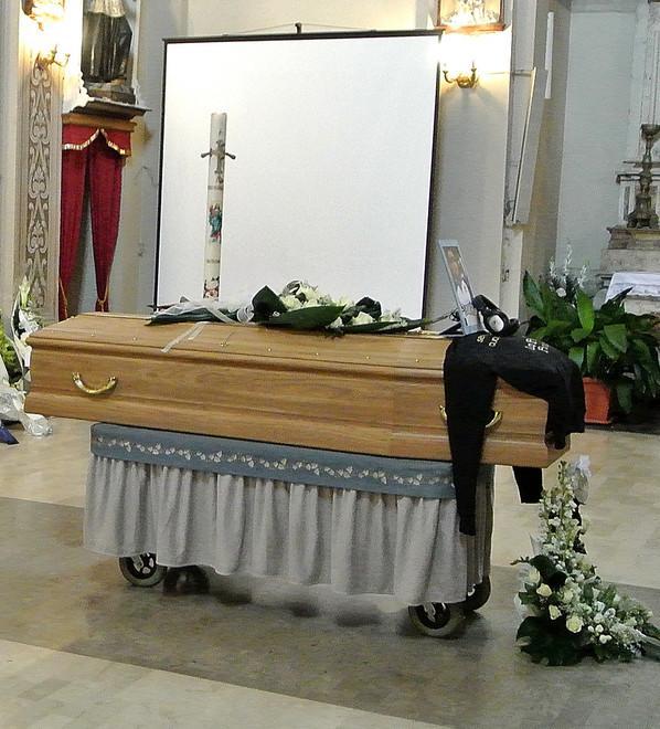 «Grazie per esserci nel suo ultimo viaggio» 