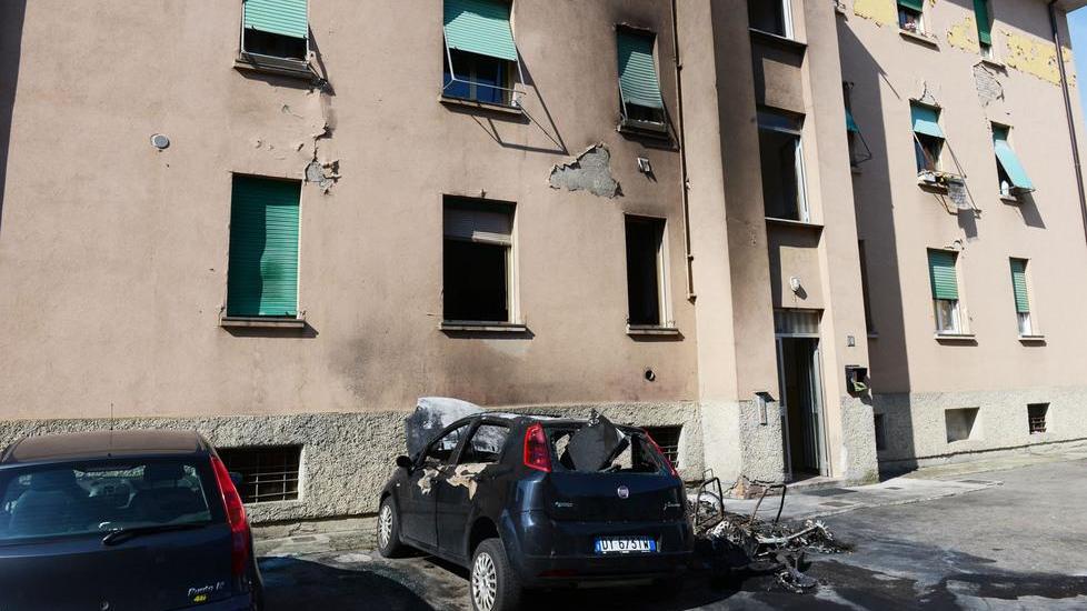 Bruciano tre auto davanti a un palazzo «Cercate i piromani»