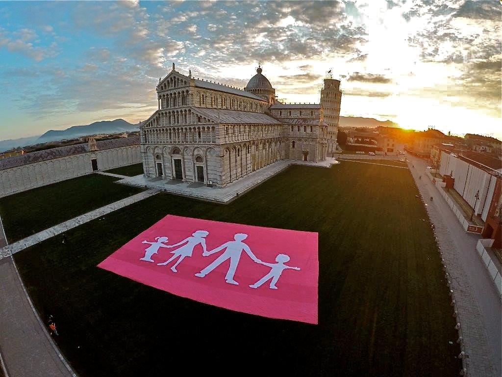 La bandiera di 600 metri quadrati in piazza dei Miracoli