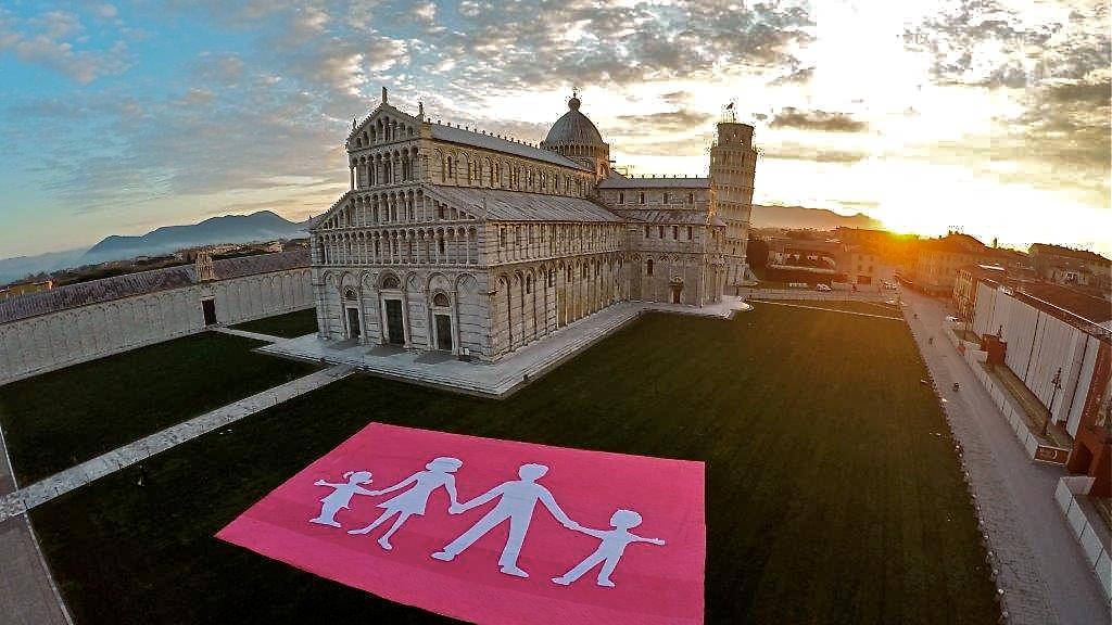 La bandiera di 600 metri quadrati in piazza dei Miracoli