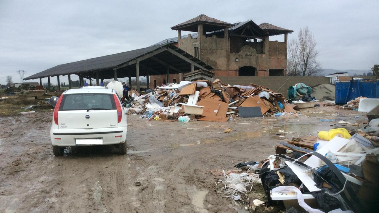 Blitz a Sabbione, scoperta maxi discarica abusiva