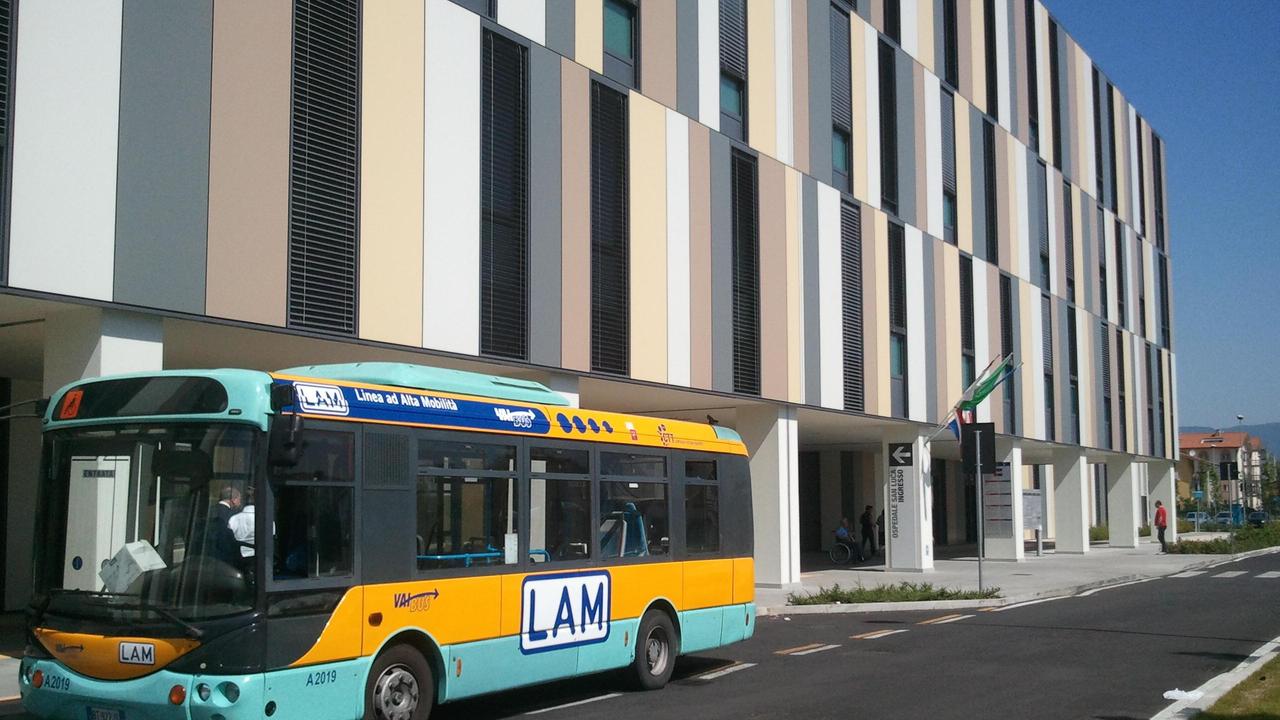 Il pullman della Lam all'ospedale San Luca