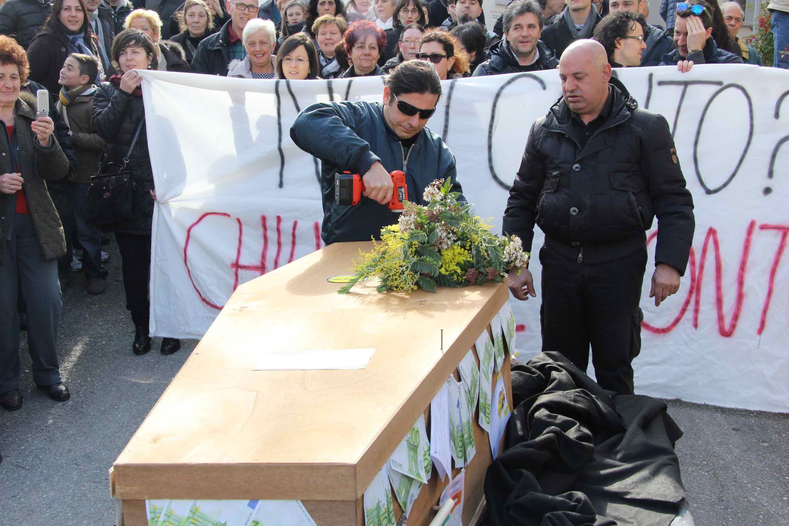 La bara simbolica alla testa del corteo di Bacchereto (foto Batavia)