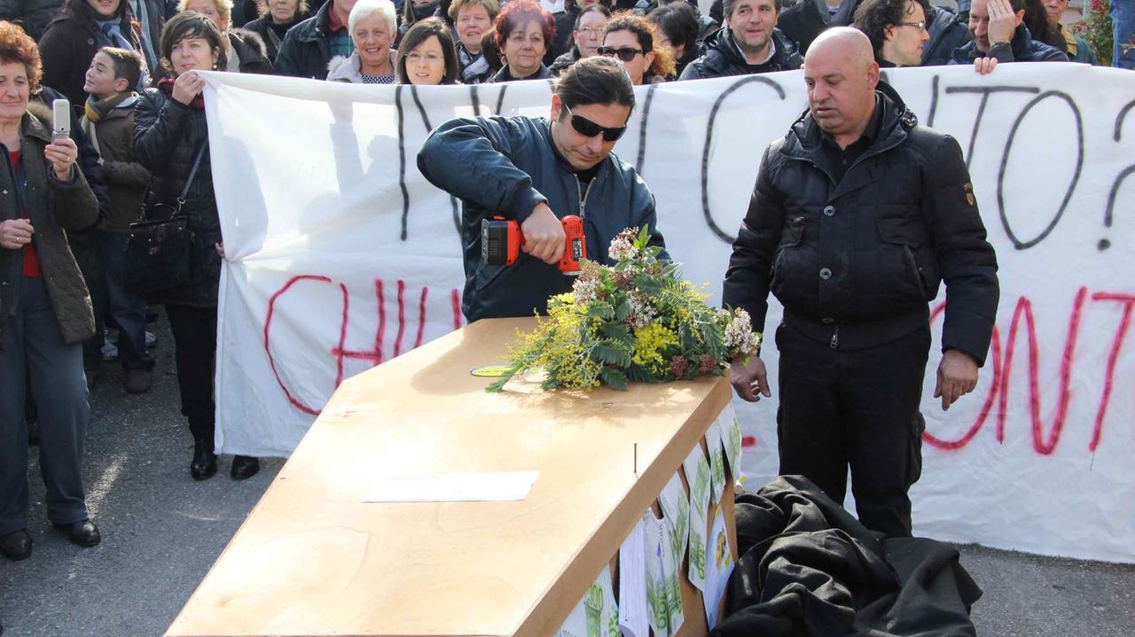 La bara simbolica alla testa del corteo di Bacchereto (foto Batavia)