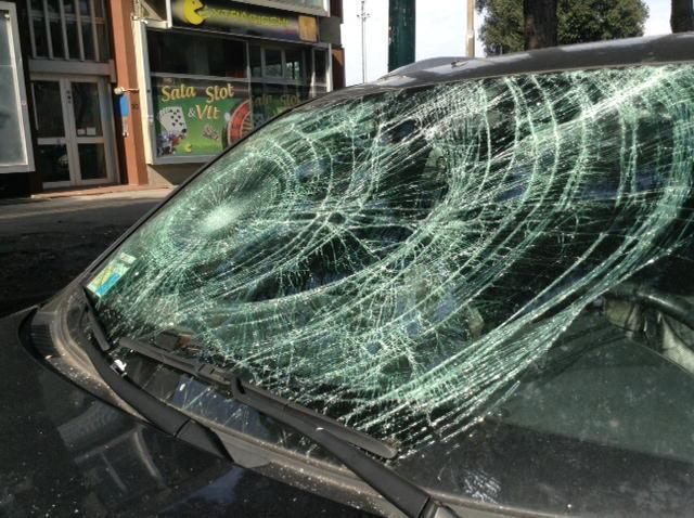 Una delle auto danneggiate in piazza del Mercato Nuovo