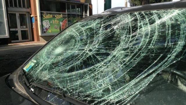 Una delle auto danneggiate in piazza del Mercato Nuovo