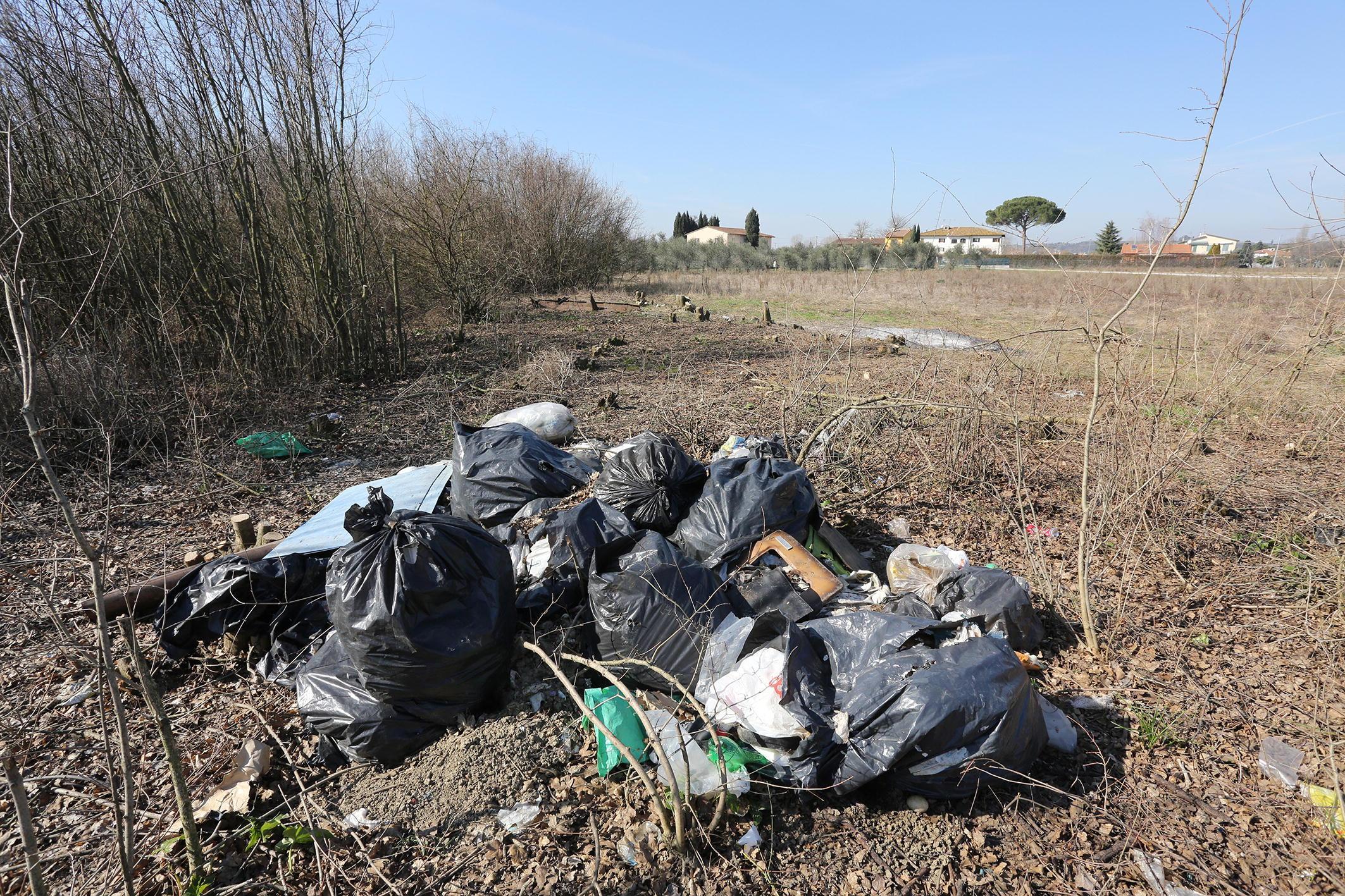 I rifiuti abbandonati in via Pian dell'Isola