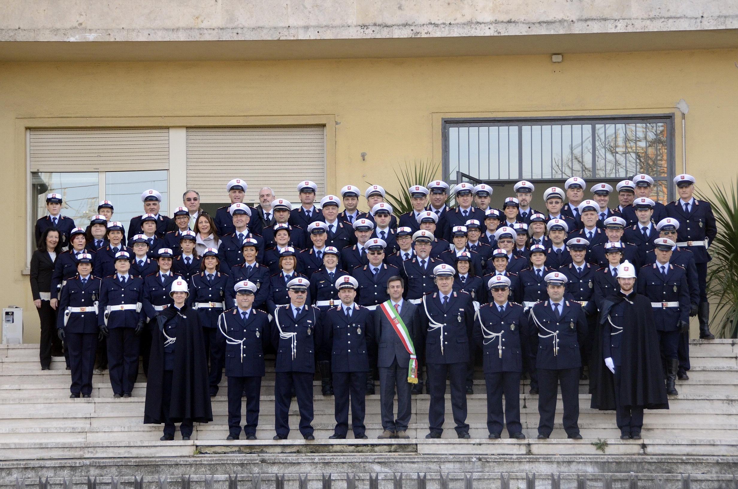 Foto di gruppo per il corpo dei vigili urbani con il sindaco Bonifazi sulla gradinata della nuova sede (foto Agenzia Bf)