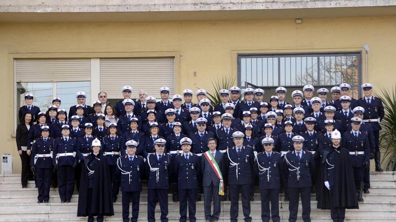 Foto di gruppo per il corpo dei vigili urbani con il sindaco Bonifazi sulla gradinata della nuova sede (foto Agenzia Bf)