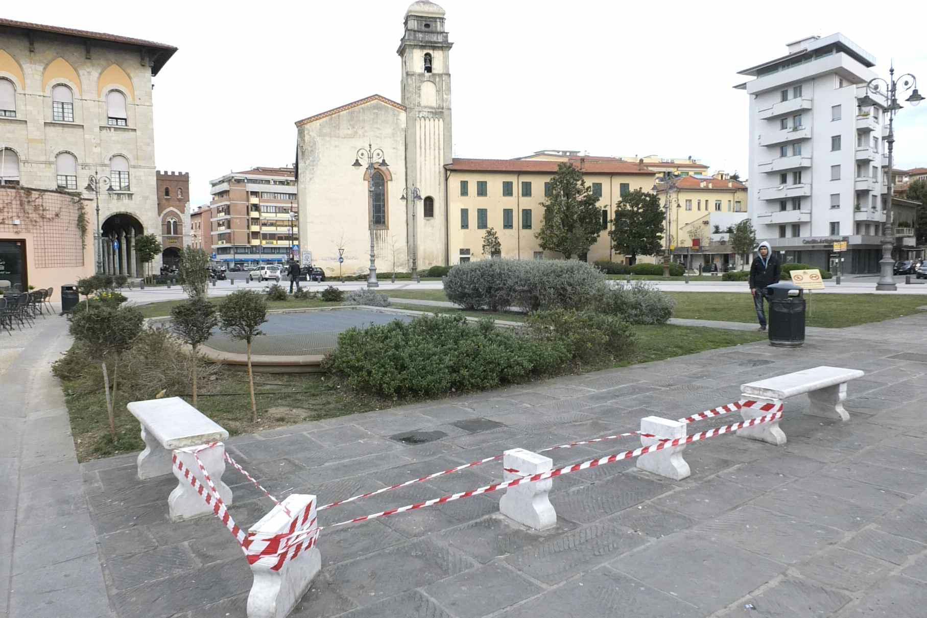 Distrutte le panchine di marmo 
