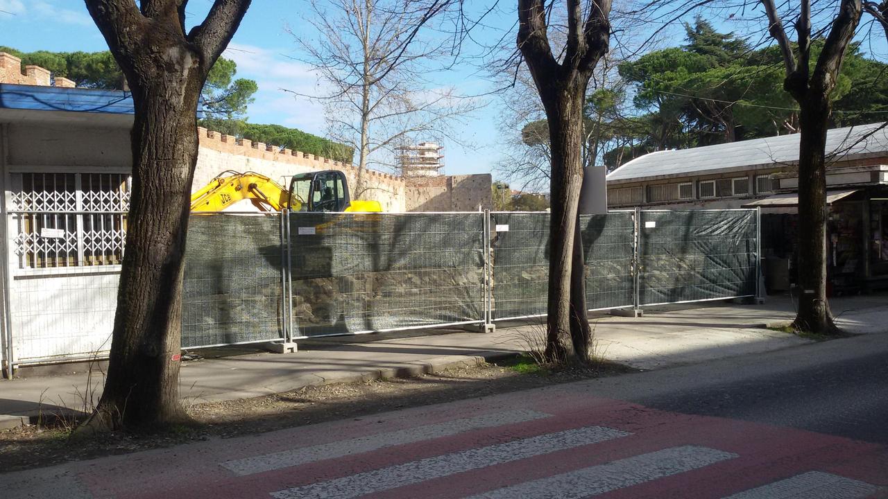 Abbattuto il muro: un parco urbano in via San Francesco