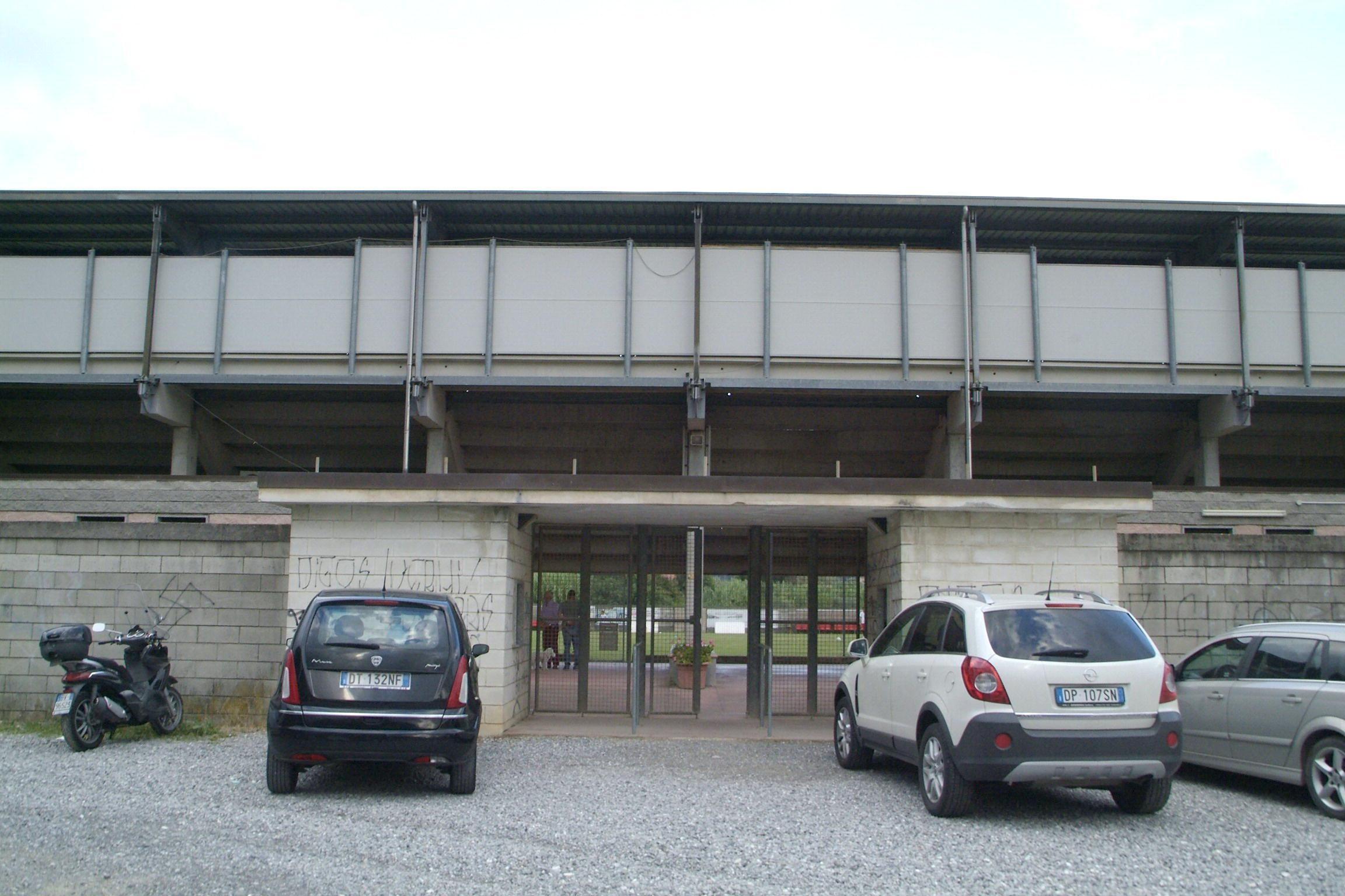 L'ingresso del campo sportivo di Saltocchio 
