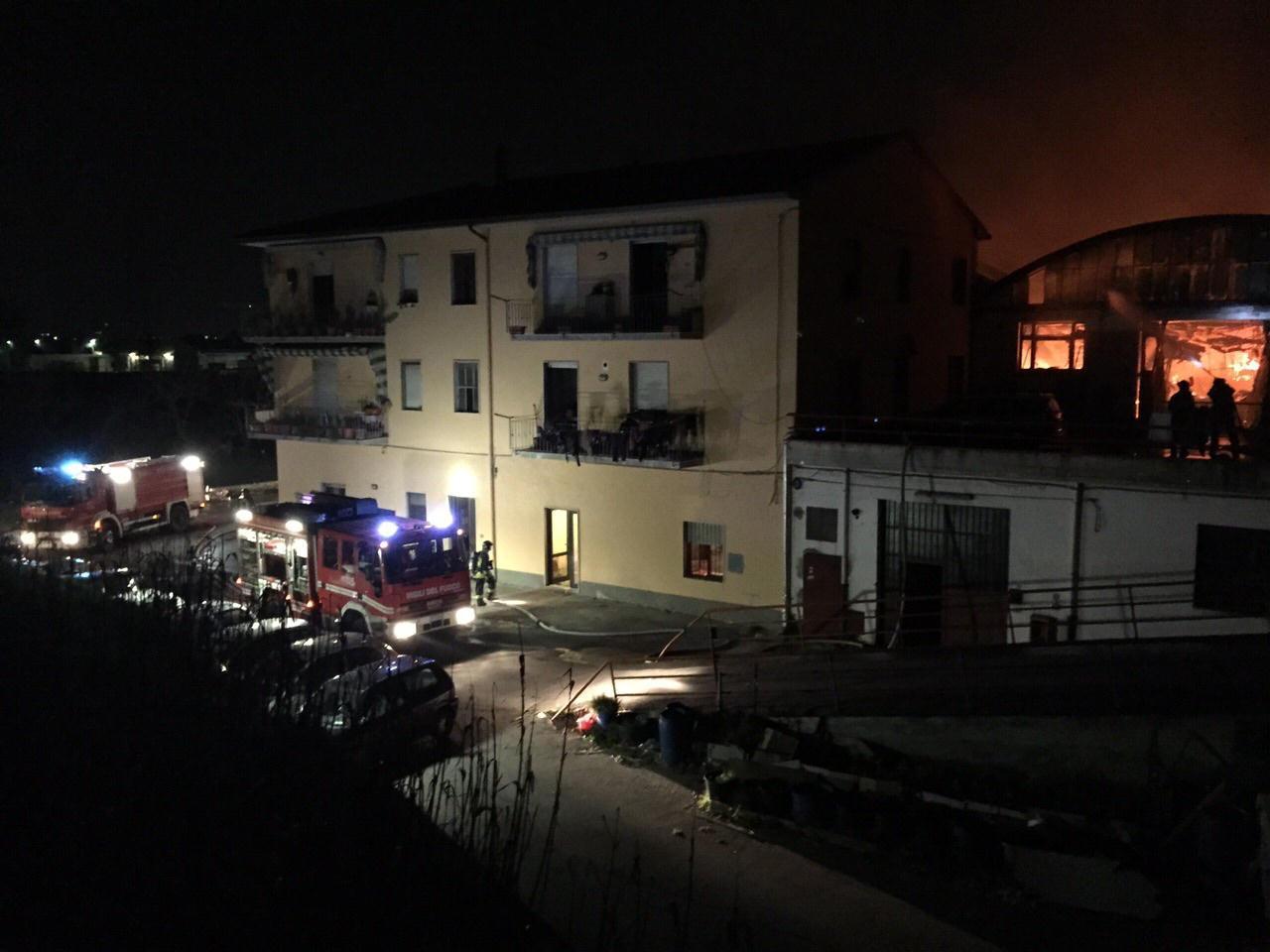 L'incendio e la palazzina di via Ombrone che è stata evacuata