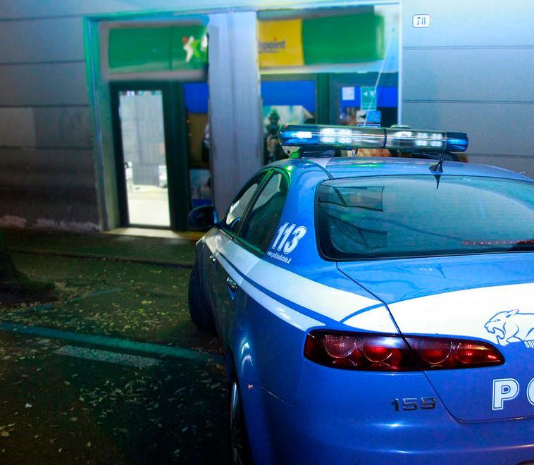 Via Poletti, lo spaccio sempre in diretta 
